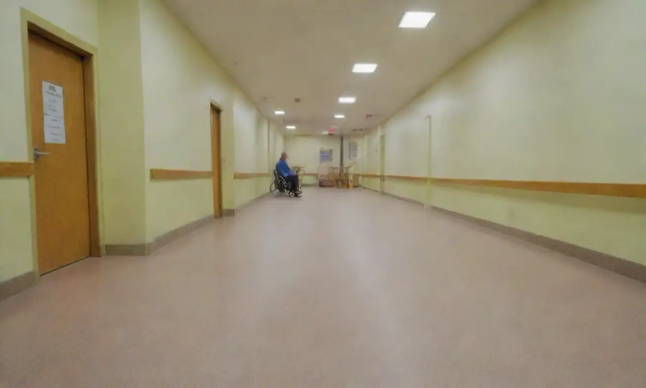 Barreras de accesibilidad para personas mayores incluyen obstáculos físicos, mala señalización y falta de rampas